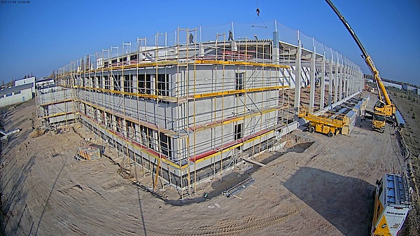 Constructing the roof structure of the southern factory hall