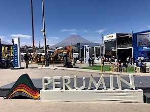 Perumin 2022 vor dem Vulkan Misti in Arequipa